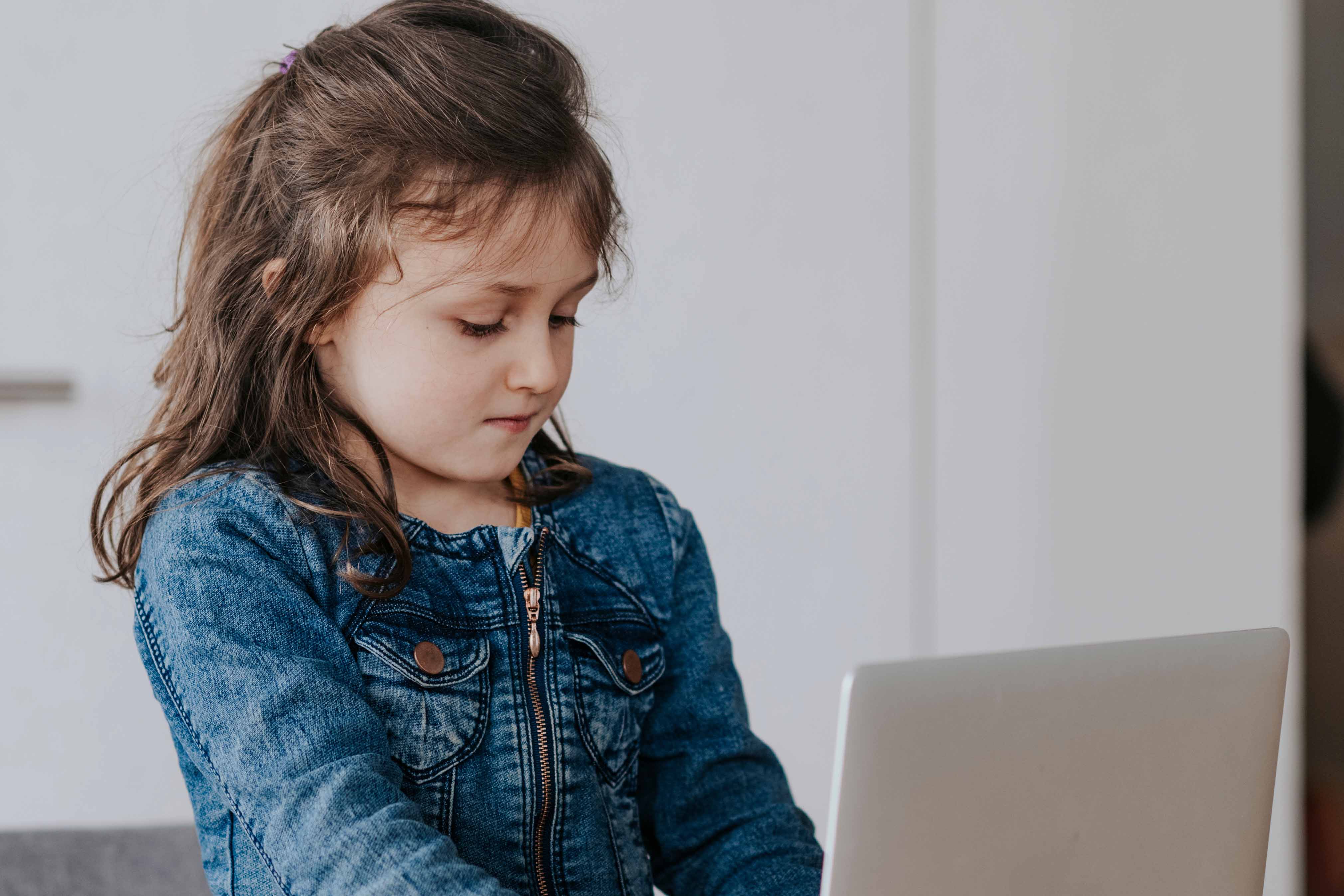 Mädchen, 6 Jahre, mit Laptop